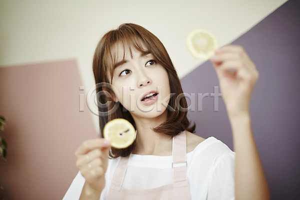 20대 성인 성인여자한명만 여자 한국인 한명 JPG 앞모습 포토 들기 레몬 만지기 상반신 식탁 실내 엄마 주방 주부 주부라이프