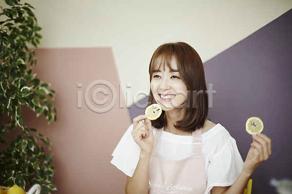 20대 성인 성인여자한명만 여자 한국인 한명 JPG 앞모습 포토 들기 레몬 미소(표정) 상반신 실내 엄마 주방 주부 주부라이프