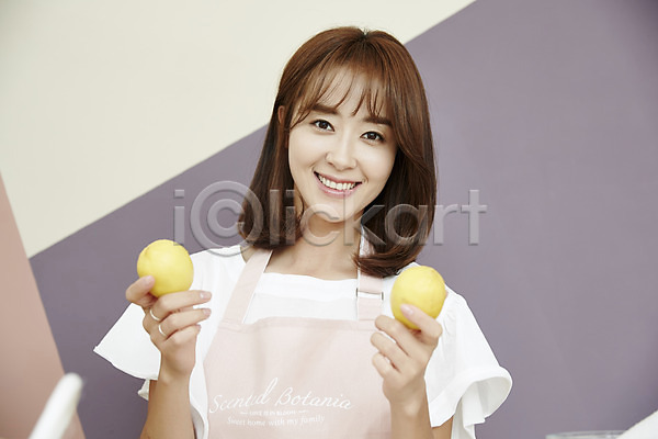 20대 성인 성인여자한명만 여자 한국인 한명 JPG 앞모습 포토 들기 레몬 미소(표정) 상반신 식탁 실내 앉기 엄마 주방 주부 주부라이프