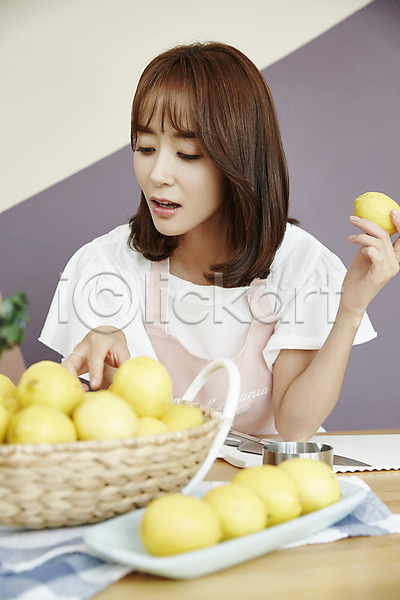 20대 성인 성인여자한명만 여자 한국인 한명 JPG 앞모습 포토 들기 레몬 미소(표정) 상반신 식탁 실내 앉기 엄마 주방 주부 주부라이프
