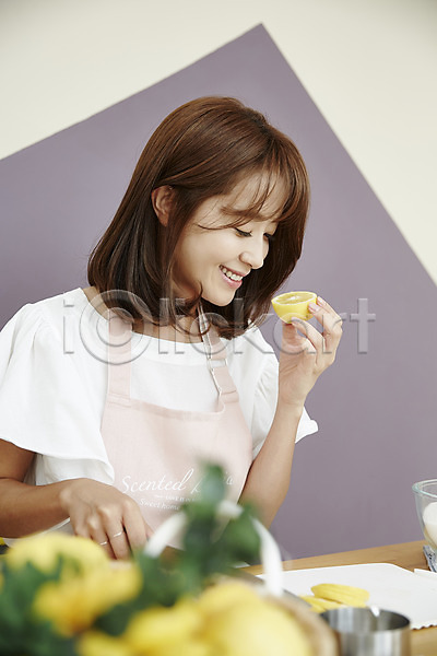 20대 성인 성인여자한명만 여자 한국인 한명 JPG 앞모습 포토 레몬 미소(표정) 상반신 식탁 실내 앉기 엄마 주방 주부 주부라이프