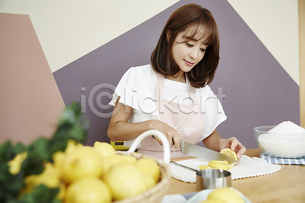 20대 성인 성인여자한명만 여자 한국인 한명 JPG 앞모습 포토 레몬 상반신 식탁 실내 앉기 엄마 자르기 주방 주부 주부라이프 칼