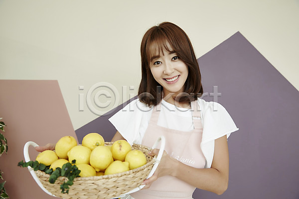 20대 성인 성인여자한명만 여자 한국인 한명 JPG 앞모습 포토 들기 레몬 미소(표정) 바구니 상반신 서기 실내 엄마 주방 주부 주부라이프
