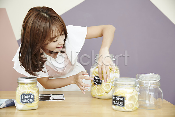 20대 성인 성인여자한명만 여자 한국인 한명 JPG 앞모습 포토 레몬청 만들기 미소(표정) 상반신 서기 수제청 식탁 실내 엄마 유리병 주방 주부 주부라이프 홈메이드