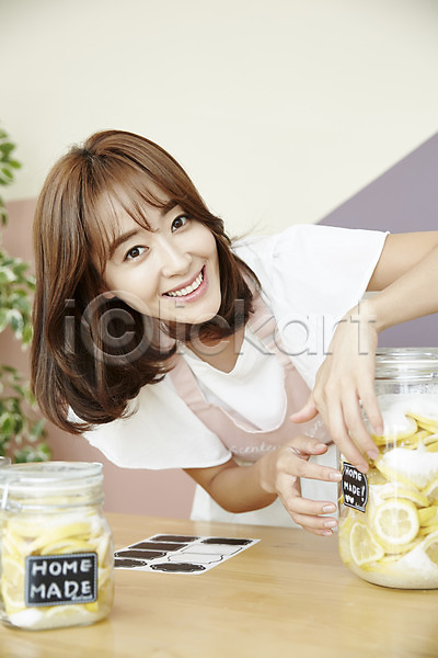 20대 성인 성인여자한명만 여자 한국인 한명 JPG 앞모습 포토 레몬청 만들기 미소(표정) 상반신 수제청 식탁 실내 앉기 엄마 유리병 주방 주부 주부라이프 홈메이드