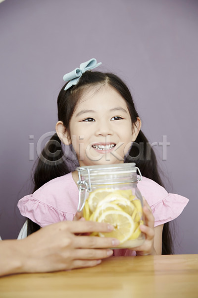 두명 성인 소녀(어린이) 신체부위 어린이 여자 여자만 한국인 JPG 앞모습 포토 들기 레몬 레몬청 만들기 미소(표정) 상반신 손 수제청 식탁 실내 앉기 유리병 주방 주부 주부라이프