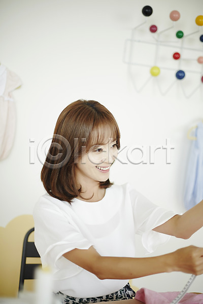 20대 성인 성인여자한명만 여자 한국인 한명 JPG 앞모습 포토 거실 미소(표정) 상반신 실내 앉기 엄마 재단 주부 주부라이프 줄자