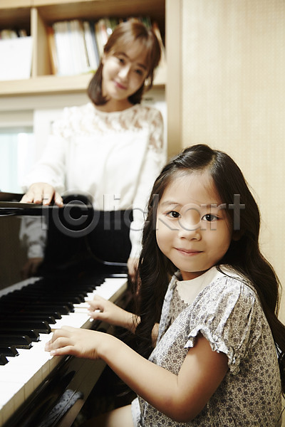 20대 두명 성인 어린이 여자 여자만 한국인 JPG 아웃포커스 옆모습 포토 가르침 건반 교사 미소(표정) 방과후 상반신 서기 실내 악기 앉기 어린이교육 연주 음악교육 음악선생님 취미 피아노(악기) 피아노레슨