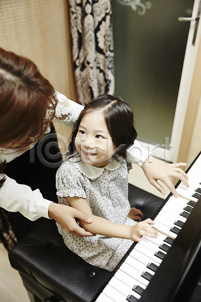 20대 두명 성인 어린이 여자 여자만 한국인 JPG 앞모습 포토 가르침 건반 미소(표정) 방과후 상반신 서기 실내 악기 앉기 어린이교육 연주 음악교육 음악선생님 취미 피아노(악기) 피아노레슨