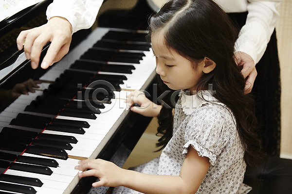 두명 성인 어린이 여자 여자만 한국인 JPG 옆모습 포토 건반 교사 방과후 상반신 서기 실내 악기 앉기 어린이교육 연주 음악교육 음악선생님 취미 피아노(악기) 피아노레슨