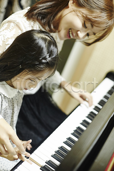 20대 두명 성인 어린이 여자 여자만 한국인 JPG 옆모습 포토 가르침 건반 교사 미소(표정) 방과후 상반신 실내 악기 앉기 어린이교육 연주 음악교육 음악선생님 취미 피아노(악기) 피아노레슨