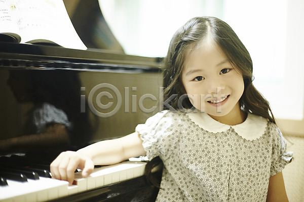 소녀(어린이) 소녀한명만 어린이 여자 한국인 한명 JPG 앞모습 포토 건반 미소(표정) 방과후 상반신 실내 악기 앉기 어린이교육 음악교육 취미 피아노(악기)