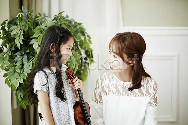 20대 두명 성인 어린이 여자 여자만 한국인 JPG 앞모습 포토 교사 들기 레슨 마주보기 미소(표정) 바이올린 방과후 상반신 서기 실내 앉기 어린이교육 음악교육 음악선생님 취미