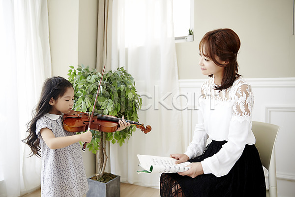 20대 두명 성인 어린이 여자 여자만 한국인 JPG 옆모습 포토 교사 들기 레슨 바이올린 방과후 상반신 서기 실내 앉기 어린이교육 연주 음악교육 음악선생님 취미