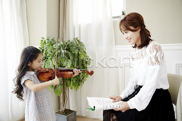 20대 두명 성인 어린이 여자 여자만 한국인 JPG 옆모습 포토 교사 들기 레슨 미소(표정) 바이올린 방과후 상반신 서기 실내 앉기 어린이교육 연주 음악교육 음악선생님 취미