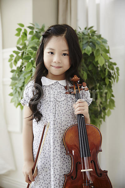소녀(어린이) 소녀한명만 어린이 여자 한국인 한명 JPG 앞모습 포토 들기 바이올린 방과후 상반신 서기 실내 어린이교육 음악교육 취미