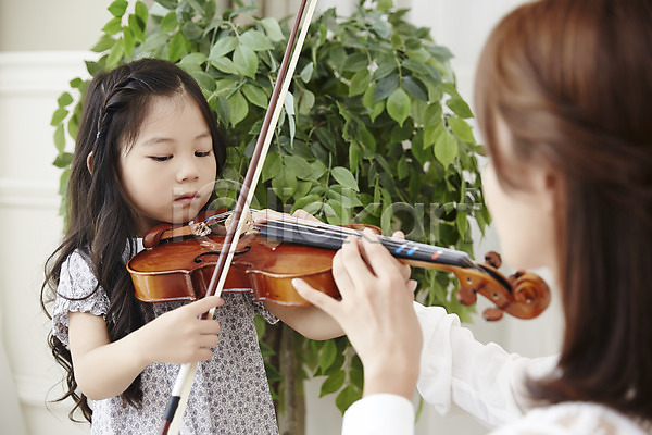 20대 두명 성인 어린이 여자 여자만 한국인 JPG 뒷모습 앞모습 포토 들기 레슨 바이올린 방과후 상반신 서기 실내 앉기 어린이교육 연주 음악교육 음악선생님 취미