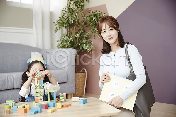20대 두명 성인 소녀(어린이) 여자 여자만 한국인 JPG 앞모습 포토 거실 교구 교보재 교사 교육 놀이 블록쌓기 상반신 실내 앉기 유아교구 탁자