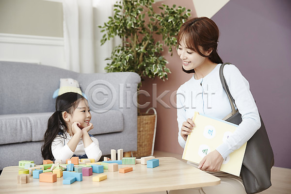 20대 두명 성인 소녀(어린이) 여자 여자만 한국인 JPG 앞모습 옆모습 포토 거실 교구 교보재 교사 교육 놀이 블록쌓기 상반신 실내 앉기 유아교구 탁자