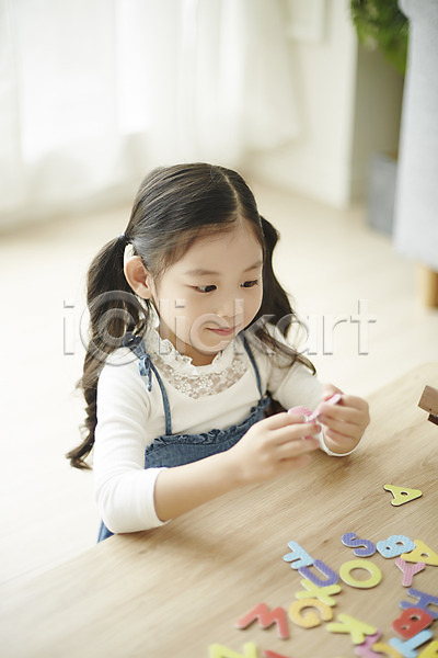 소녀(어린이) 소녀한명만 여자 한국인 한명 JPG 앞모습 포토 거실 교육 글자공부 만지기 상반신 실내 앉기 알파벳 영어교육 탁자