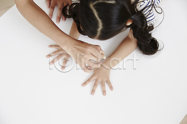 두명 성인 소녀(어린이) 여자 여자만 한국인 JPG 포토 하이앵글 교육 그리기 미술교육 상반신 색연필 손모양 실내 아이돌봄 앉기 양손 유치원 유치원선생님 탁자
