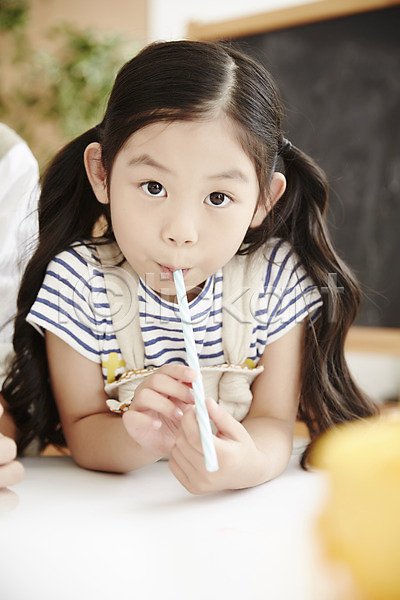 소녀(어린이) 소년한명만 여자 한국인 한명 JPG 앞모습 포토 교육 놀이 물기(모션) 미술교육 불기 빨대 상반신 실내 앉기 유치원 탁자
