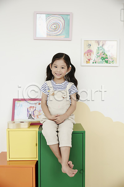소녀(어린이) 소녀한명만 여자 한국인 한명 JPG 앞모습 포토 교육 그림 미소(표정) 미술교육 서랍장 실내 앉기 액자 유치원 전신