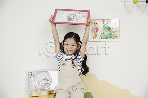 소녀(어린이) 소녀한명만 여자 한국인 한명 JPG 앞모습 포토 교육 그림 들기 미소(표정) 미술교육 상반신 실내 앉기 액자 유치원