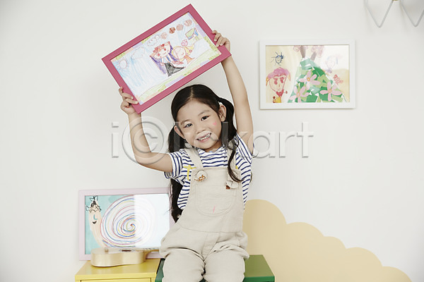 소녀(어린이) 소녀한명만 여자 한국인 한명 JPG 앞모습 포토 교육 그림 들기 미소(표정) 미술교육 상반신 실내 앉기 액자 유치원