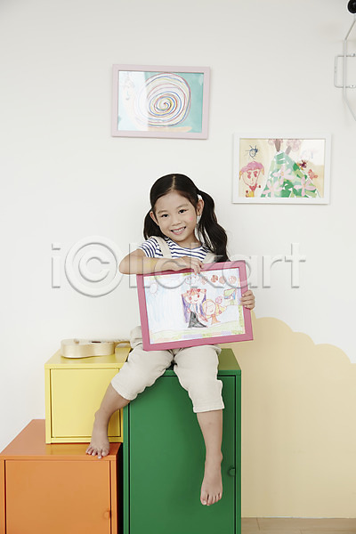 소녀(어린이) 소녀한명만 여자 한국인 한명 JPG 앞모습 포토 교육 그림 들기 미소(표정) 미술교육 서랍장 실내 앉기 액자 유치원 전신