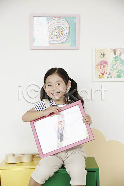 소녀(어린이) 소녀한명만 여자 한국인 한명 JPG 앞모습 포토 교육 그림 들기 미소(표정) 미술교육 상반신 서랍장 실내 앉기 액자 유치원