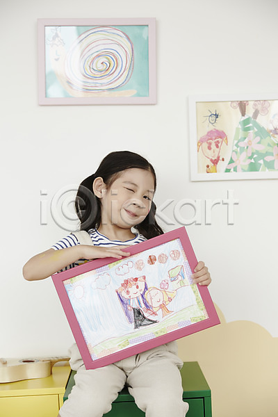 소녀(어린이) 소녀한명만 여자 한국인 한명 JPG 앞모습 포토 교육 그림 들기 미소(표정) 미술교육 상반신 실내 앉기 액자 윙크 유치원