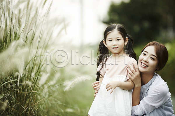 산책 20대 두명 성인 소녀(어린이) 어린이 여자 여자만 한국인 JPG 앞모습 포토 갈대(식물) 공원 딸 만지기 모녀 미소(표정) 상반신 서기 앉기 야외 엄마 주간