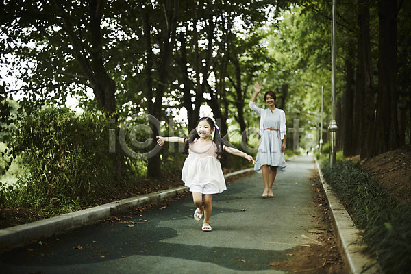 산책 20대 두명 성인 소녀(어린이) 어린이 여자 여자만 한국인 JPG 앞모습 포토 걷기 공원 나무 달리기 딸 모녀 미소(표정) 산책로 손인사 야외 엄마 원근감 전신 주간