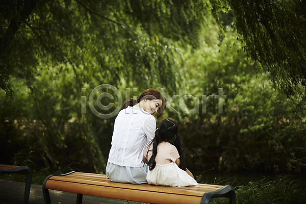 산책 20대 두명 성인 소녀(어린이) 어린이 여자 여자만 한국인 JPG 뒷모습 포토 공원 나무 딸 모녀 미소(표정) 벤치 상반신 앉기 야외 엄마 주간