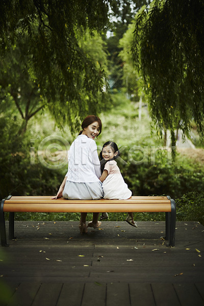 산책 20대 두명 성인 소녀(어린이) 어린이 여자 여자만 한국인 JPG 뒷모습 포토 공원 나무 뒤돌아보기 딸 모녀 미소(표정) 벤치 앉기 야외 엄마 전신 주간