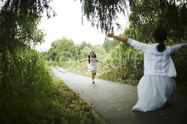 산책 즐거움 20대 두명 성인 소녀(어린이) 어린이 여자 여자만 한국인 JPG 뒷모습 앞모습 포토 공원 나무 달리기 딸 모녀 산책로 앉기 야외 엄마 전신 주간 팔벌리기