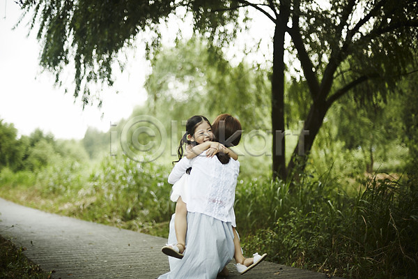 산책 20대 두명 성인 소녀(어린이) 어린이 여자 여자만 한국인 JPG 뒷모습 포토 공원 나무 딸 모녀 미소(표정) 산책로 앉기 야외 엄마 전신 주간 포옹