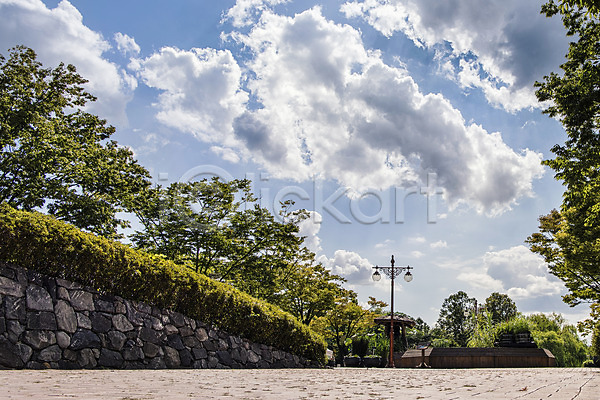 사람없음 JPG 포토 가로등 공원 구름(자연) 나무 맑음 서울 야외 주간 풍경(경치) 하늘