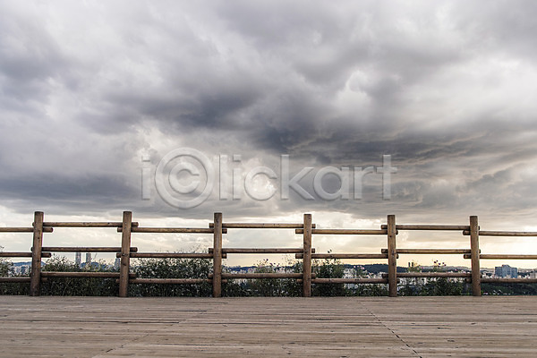사람없음 JPG 포토 공원 구름(자연) 난간 먹구름 서울 야외 울타리 주간 풍경(경치) 하늘 하늘공원