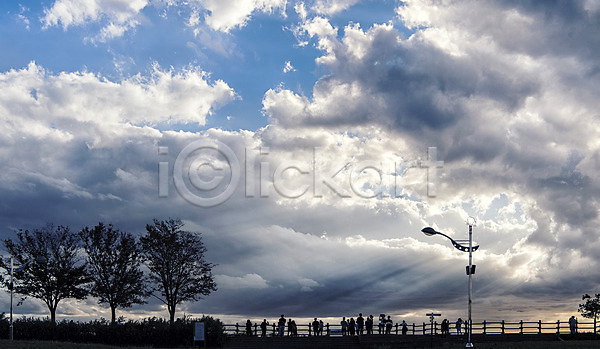사람 성인 여러명 JPG 포토 공원 구름(자연) 나무 노을 도시풍경 보행자 서울 야외 울타리 주간 풍경(경치) 하늘 하늘공원
