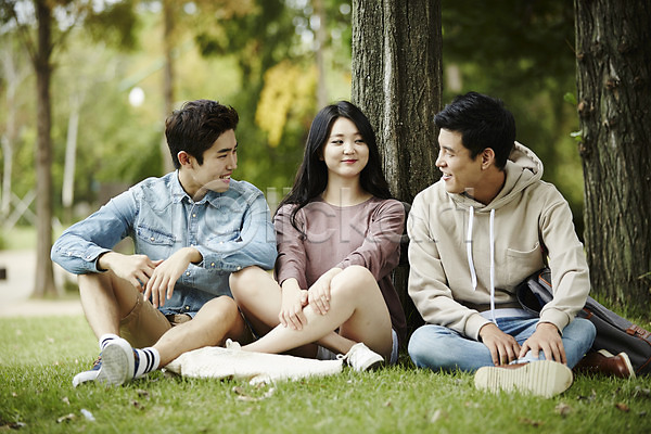 우정 청춘(젊음) 휴식 20대 남자 성인 성인만 세명 여자 한국인 JPG 앞모습 포토 나무 대학교 대학생 미소(표정) 앉기 야외 잔디 전신 주간 친구 캐주얼 캠퍼스라이프