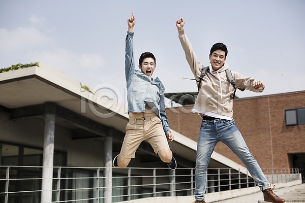 열정 우정 즐거움 청춘(젊음) 20대 남자 두명 성인 성인남자만 한국인 JPG 앞모습 포토 대학교 대학생 대학생라이프 미소(표정) 브로맨스 야외 전신 점프 주간 친구 캐주얼