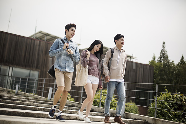우정 청춘(젊음) 20대 남자 성인 성인만 세명 여자 한국인 JPG 앞모습 포토 걷기 계단 대학생 미소(표정) 야외 전신 주간 친구 캐주얼 캠퍼스라이프