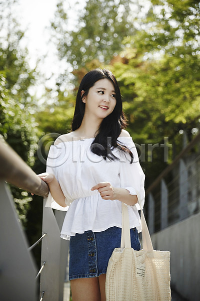 청춘(젊음) 20대 성인 성인여자한명만 여자 한국인 한명 JPG 앞모습 포토 가방 대학생 대학생라이프 들기 미소(표정) 상반신 서기 야외 여대생 주간 캐주얼 포즈