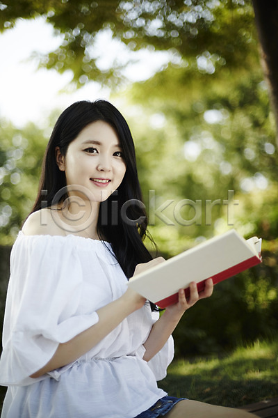 청춘(젊음) 20대 성인 성인여자한명만 여자 한국인 한명 JPG 옆모습 포토 대학교 대학생 대학생라이프 들기 미소(표정) 상반신 앉기 야외 여대생 정원 주간 책 캐주얼