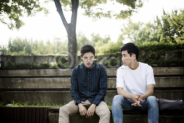 우정 위로 청춘(젊음) 20대 남자 두명 성인 성인남자만 한국인 JPG 앞모습 포토 계단 나무 대학생 대학생라이프 브로맨스 상반신 앉기 야외 주간 친구 캐주얼