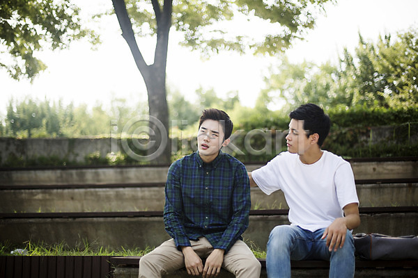 격려 우정 위로 청춘(젊음) 20대 남자 두명 성인 성인남자만 한국인 JPG 앞모습 포토 계단 나무 대학생 대학생라이프 브로맨스 상반신 앉기 야외 주간 친구 캐주얼