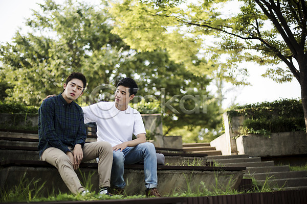 우정 위로 청춘(젊음) 20대 남자 두명 성인 성인남자만 한국인 JPG 앞모습 포토 계단 나무 대학생 대학생라이프 브로맨스 앉기 야외 전신 주간 친구 캐주얼
