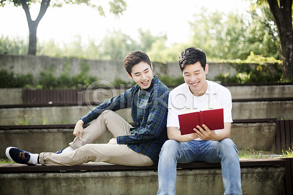 우정 청춘(젊음) 20대 남자 두명 성인 성인남자만 한국인 JPG 앞모습 옆모습 포토 계단 기댐 대학생 대학생라이프 독서 들기 미소(표정) 브로맨스 상반신 앉기 야외 전신 주간 친구 캐주얼